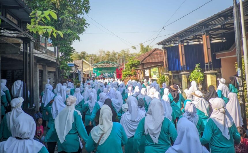 Senam Persahabatan PAC Fatayat NU Balongpanggang Gresik Diikuti Ribuan Peserta, Ahad (15/9/2024). Foto: dok PAC Fatayat NU Balongpanggang/NUGres