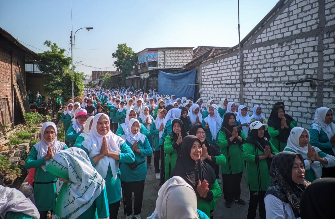 Senam Fatayat NU ini disebut senam persahabatan lantaran juga diikuti oleh rutin kita ini dihadiri oleh dr. Asluhul Alif dan dihadiri sahabat kita dari Nasyiatul Aisyiyah.