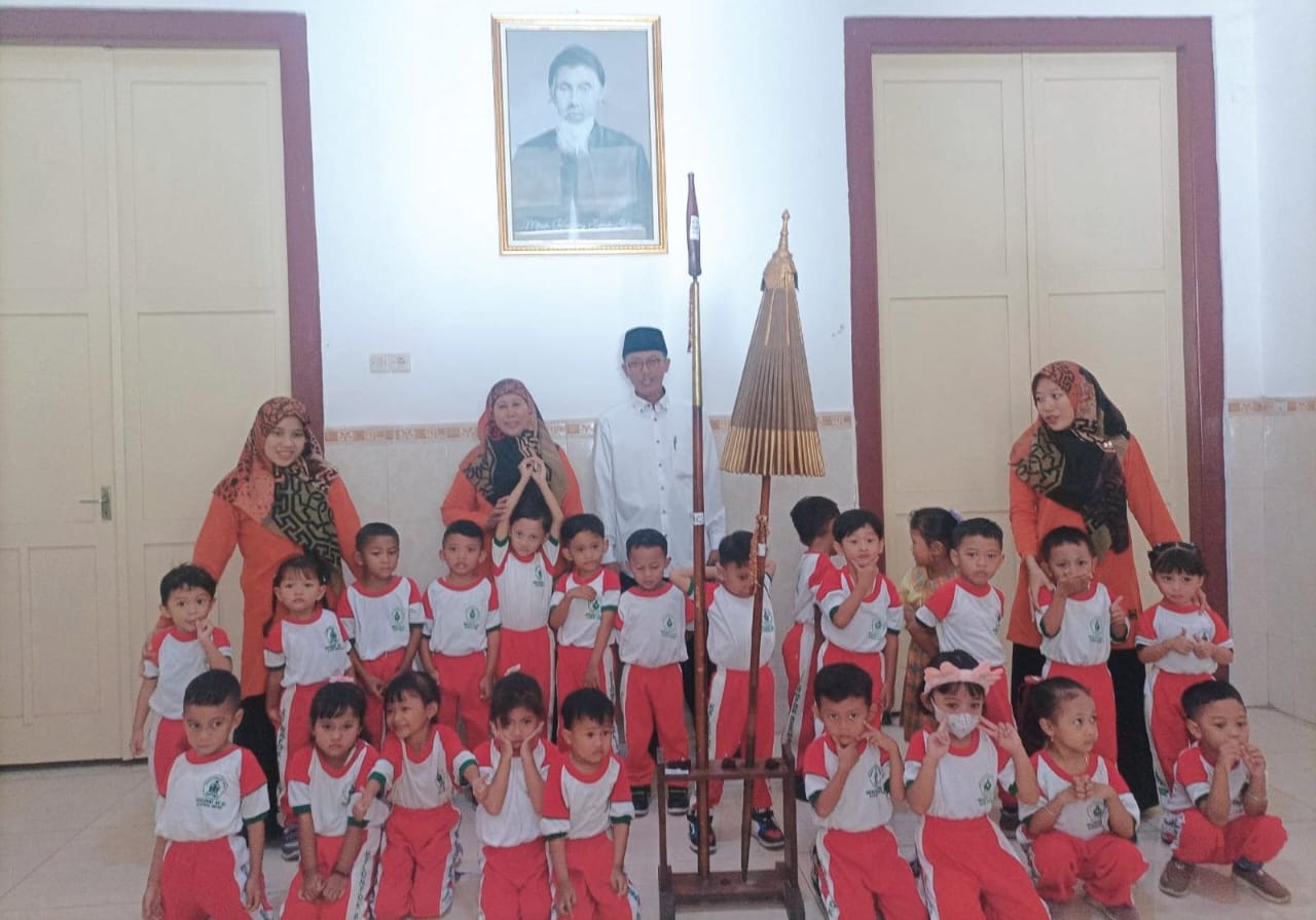 Para siswa mengabadikan momen denga berfoto bersama pengelola Museum Kanjeng Sepuh Sidayu Gresik. Foto: Akhmad Yaslim/NUGres