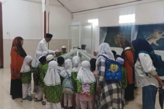 Siswa Taman Kanak-kanak 43 dan Kelompok Bermain 01 Muslimat NU Kanjeng Sepuh saat mengikuti Kunjung Museum Kanjeng Sepuh Sidayu, Rabu (18/9/2024) pagi. Foto: Akhmad Yaslim/NUGres