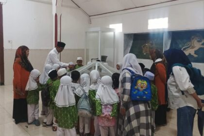 Siswa Taman Kanak-kanak 43 dan Kelompok Bermain 01 Muslimat NU Kanjeng Sepuh saat mengikuti Kunjung Museum Kanjeng Sepuh Sidayu, Rabu (18/9/2024) pagi. Foto: Akhmad Yaslim/NUGres