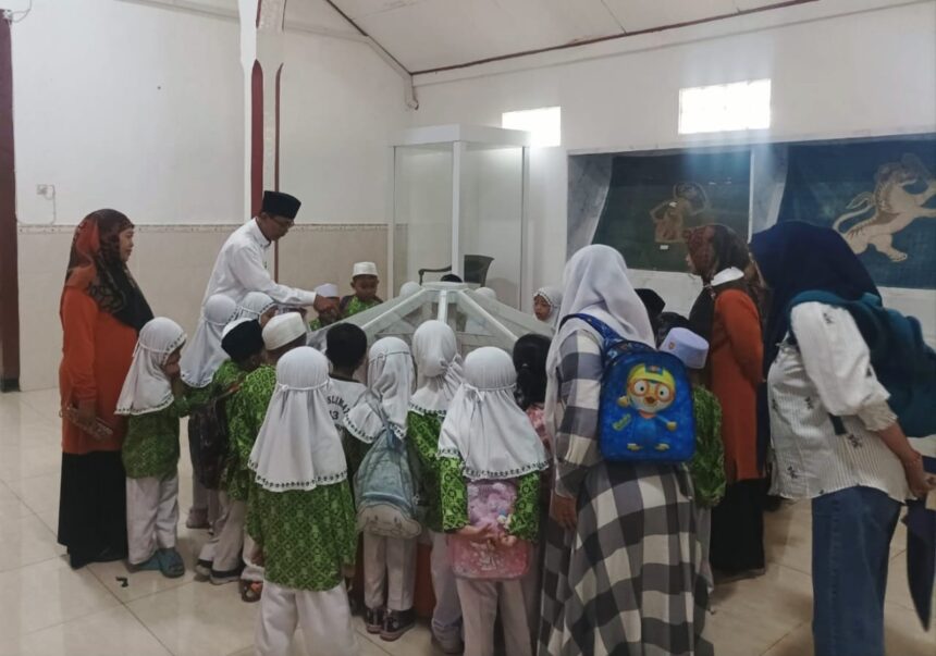 Siswa Taman Kanak-kanak 43 dan Kelompok Bermain 01 Muslimat NU Kanjeng Sepuh saat mengikuti Kunjung Museum Kanjeng Sepuh Sidayu, Rabu (18/9/2024) pagi. Foto: Akhmad Yaslim/NUGres