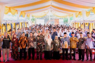 Ribuan pelamar kerja mengabadikan momen saat pembukaan SMK Assa'adah Job Fair 2024, Kamis (5/9/2024). Foto: Qomaruddin Media/NUGres