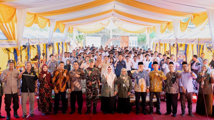 Ribuan pelamar kerja mengabadikan momen saat pembukaan SMK Assa'adah Job Fair 2024, Kamis (5/9/2024). Foto: Qomaruddin Media/NUGres