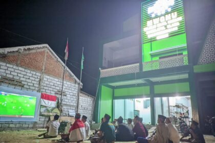 Nonton Bareng (Nobar) Pimpinan Anak Cabang (PAC) GP Ansor Balongpanggang Gresik, Berikan Dukungan untuk Timnas Indonesia, Selasa (10/9/2024) malam. Foto: dok PAC GP Ansor Balongpanggang/NUGres