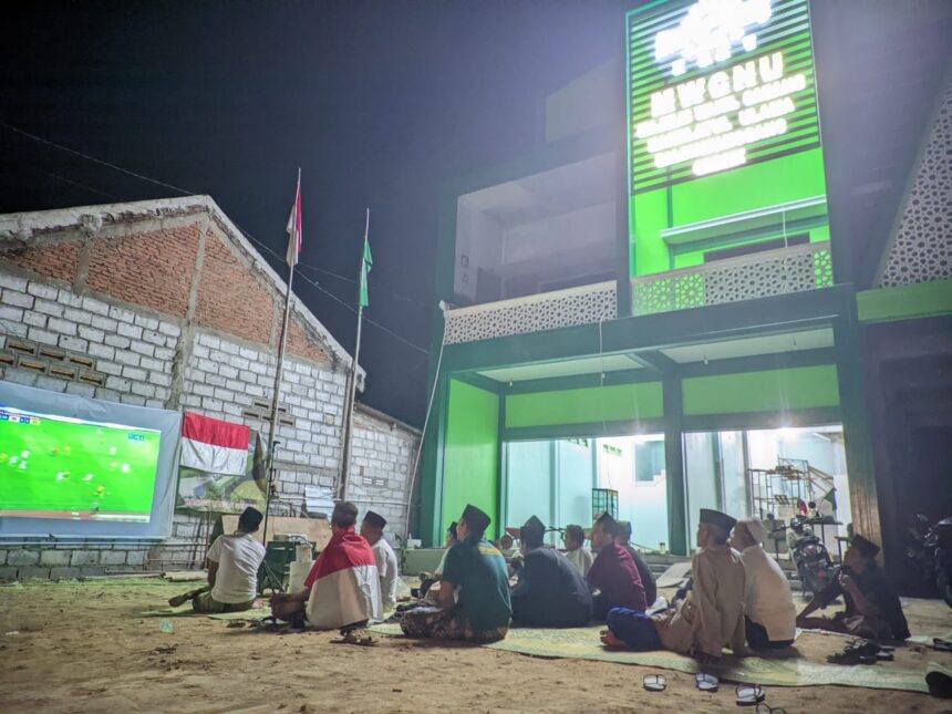 Nonton Bareng (Nobar) Pimpinan Anak Cabang (PAC) GP Ansor Balongpanggang Gresik, Berikan Dukungan untuk Timnas Indonesia, Selasa (10/9/2024) malam. Foto: dok PAC GP Ansor Balongpanggang/NUGres