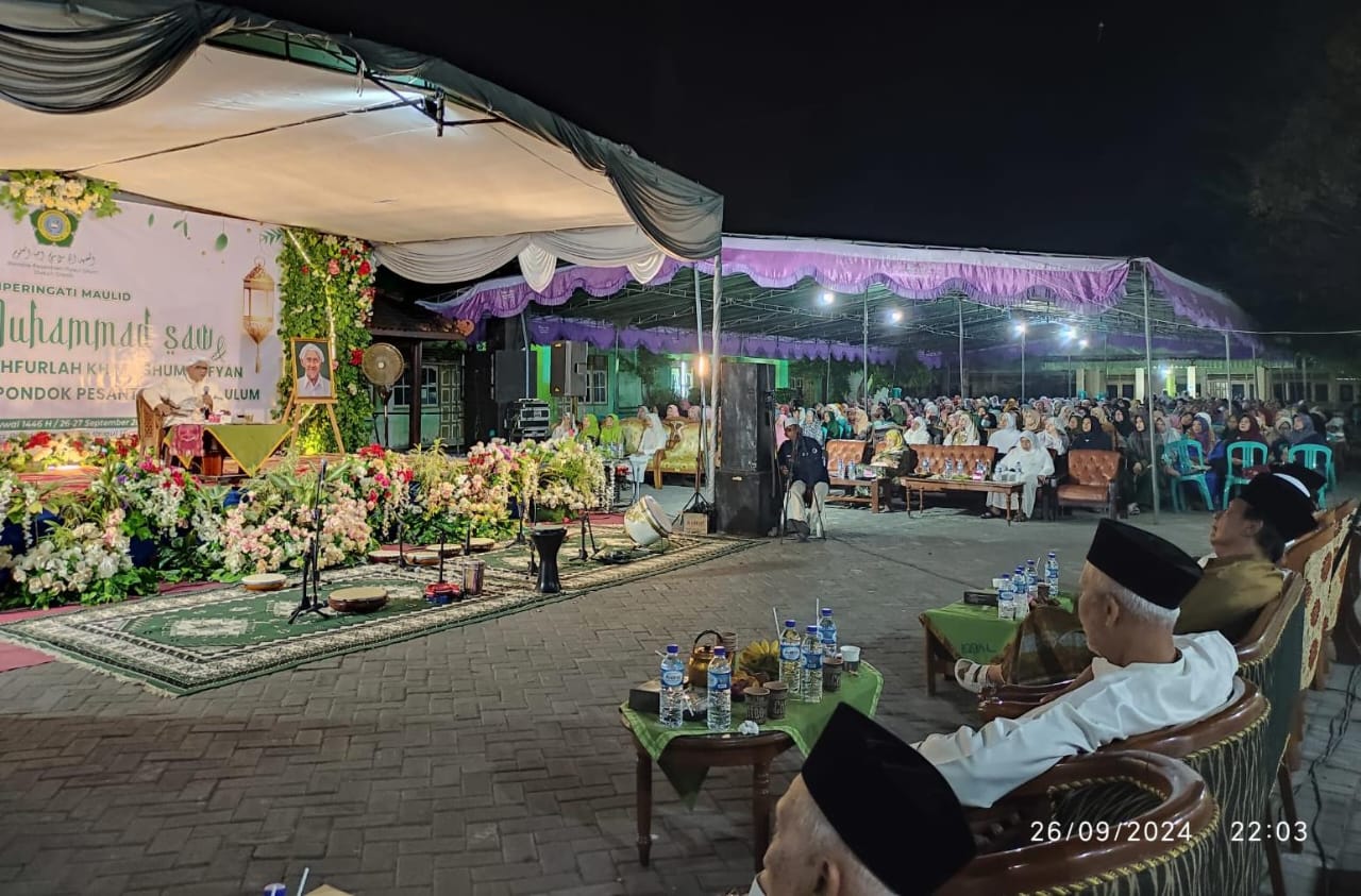 Haul ke-35 almaghfurlah KH Ma'shum Sufyan beserta masyayikh PP Ihyaul Ulum berlanjut setelah salat Isya' dengan agenda Tahlil dan Tabligh Akbar di Komplek pondok pesantren. Foto: NUGres