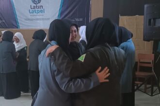 Tangis haru pecah ketika penutupan kegiatan Latin (Latihan Instruktur) Latpel (Latihan Pelatih) PC IPNU IPPNU Gresik 2024, Ahad (1/9/2024). Foto: dok PC IPNU IPPNU Gresik/NUGres