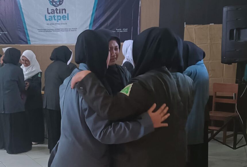 Tangis haru pecah ketika penutupan kegiatan Latin (Latihan Instruktur) Latpel (Latihan Pelatih) PC IPNU IPPNU Gresik 2024, Ahad (1/9/2024). Foto: dok PC IPNU IPPNU Gresik/NUGres