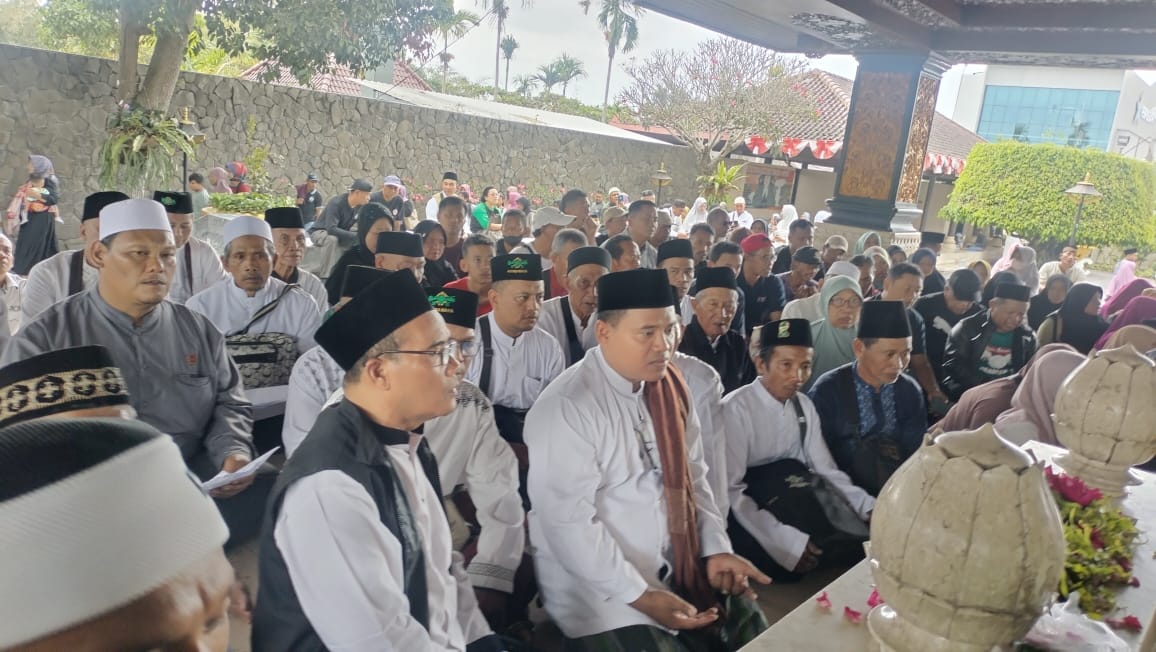 Rombongan MWCNU Cerme berziarah di Makam Bung Karno Blitar. Foto: dok MWCNU Cerme/NUGres