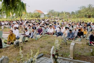 Ribuan jamaah dengan khidmat mengikuti ziarah makbarah Muassis Pondok Pesantren Ihyaul Ulum Dukun Gresik almaghfurlah KH Ma'shum Sufyan beserta para Masyayikh, Kamis (26/9/2024). Foto: dok Panitia Haul PP Ihyaul Ulum/NUGres