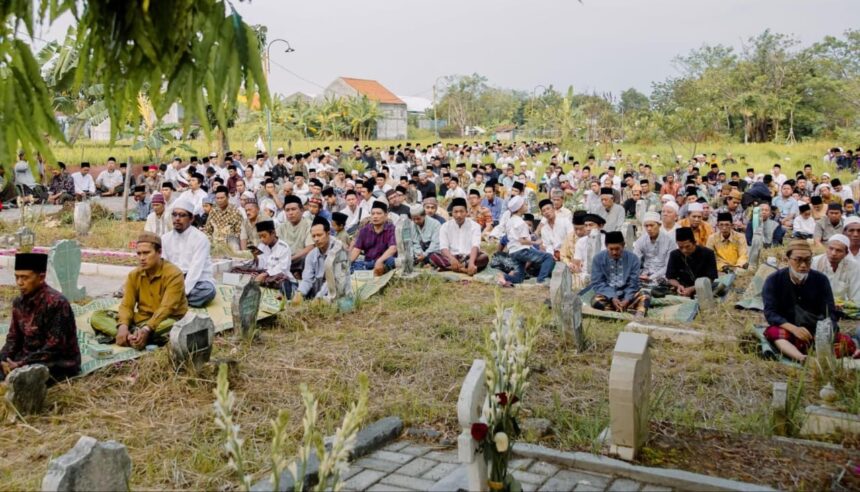 Ribuan jamaah dengan khidmat mengikuti ziarah makbarah Muassis Pondok Pesantren Ihyaul Ulum Dukun Gresik almaghfurlah KH Ma'shum Sufyan beserta para Masyayikh, Kamis (26/9/2024). Foto: dok Panitia Haul PP Ihyaul Ulum/NUGres