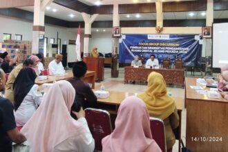 Dinas Kominfo Jawa Timur bekerja sama dengan Komite Komunikasi Digital Jatim dan berkolaborasi dengan Diskominfo Gresik selenggarakan Focus Group Discussion (FGD) dengan stakeholder media dan influencer di Kabupaten Gresik, Senin (14/10/2024). Foto: Chidir/NUGres