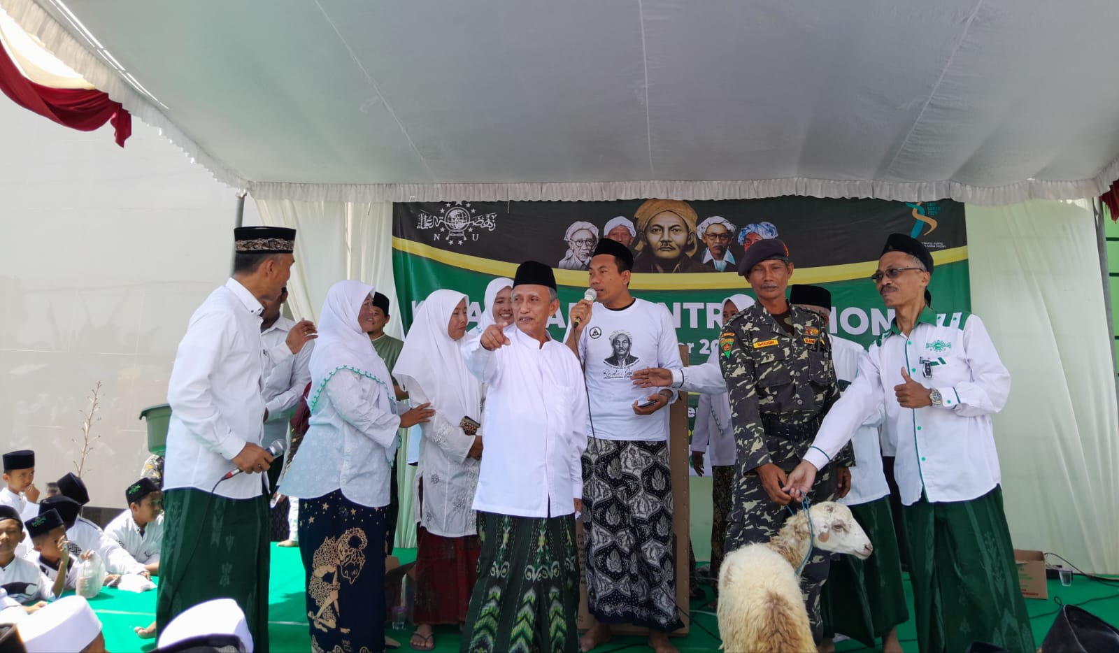 Pembagian doorprize Kirab Santri peringatan Hari Santri Nasional 2024, nampak semarak dengan berbagai hadiah menarik yang disediakan oleh panitia. Foto: dok MWCNU Dukun/NUGres