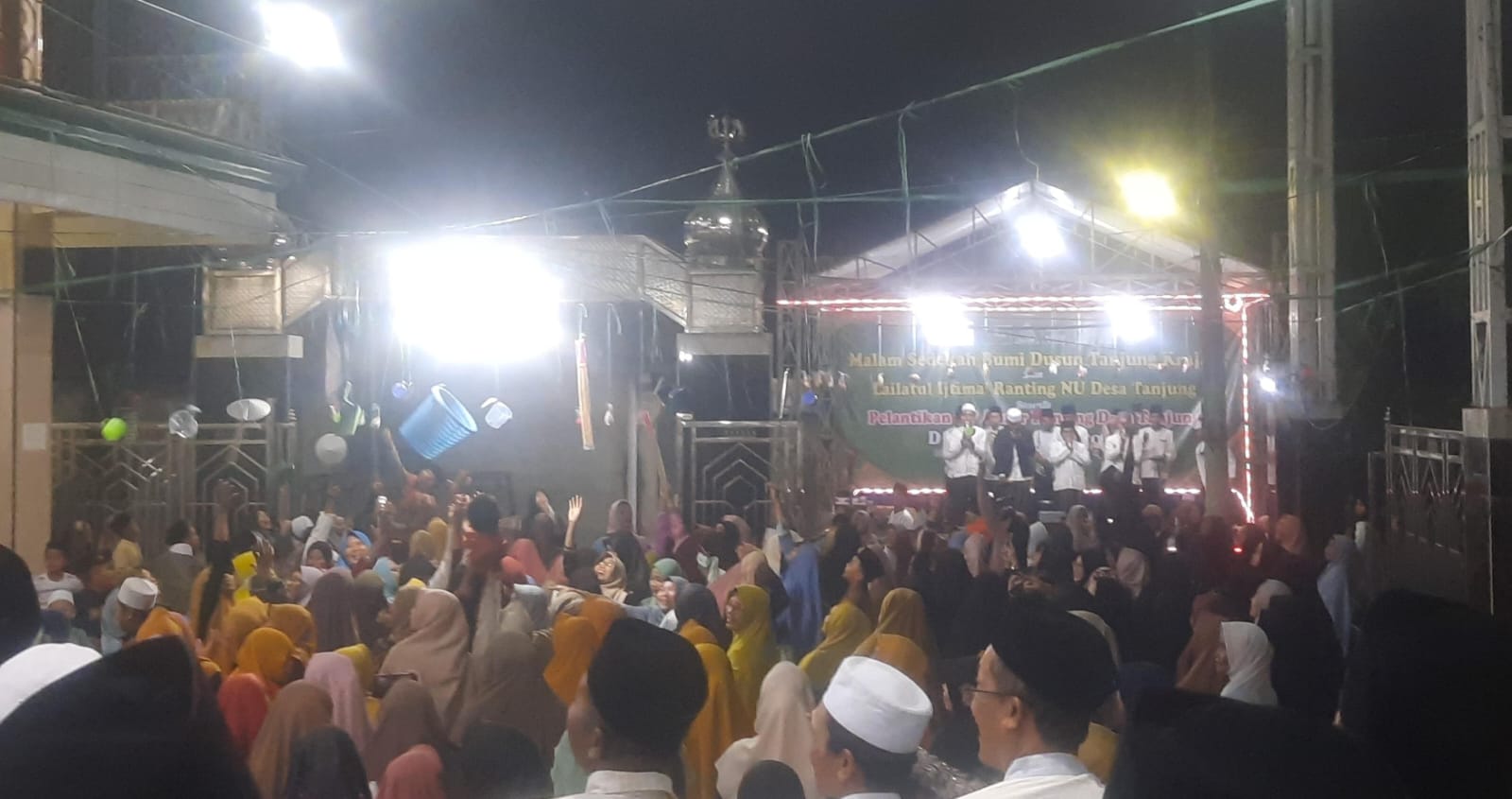 Warga masyarakat Dusun Tanjung Desa Tanjung Kecamatan Kedamean Kabupaten Gresik antusias mengikuti rangkaian acara Malam Sedekah Bumi, Lailatul Ijtima' serta Pelantikan Pimpinan Ranting GP Ansor Tanjung. Foto: dok PR GP Ansor Tanjung/NUGres