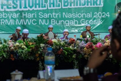 Rabithah Ma’ahid Islamiyah (RMI) Majelis Wakil Cabang Nahdlatul Ulama (MWCNU) Bungah menyelenggarakan Festival Al Banjari se-Kabupaten Gresik, pada Rabu (30/10/2024). Foto: dok LTN MWCNU Bungah/NUGres