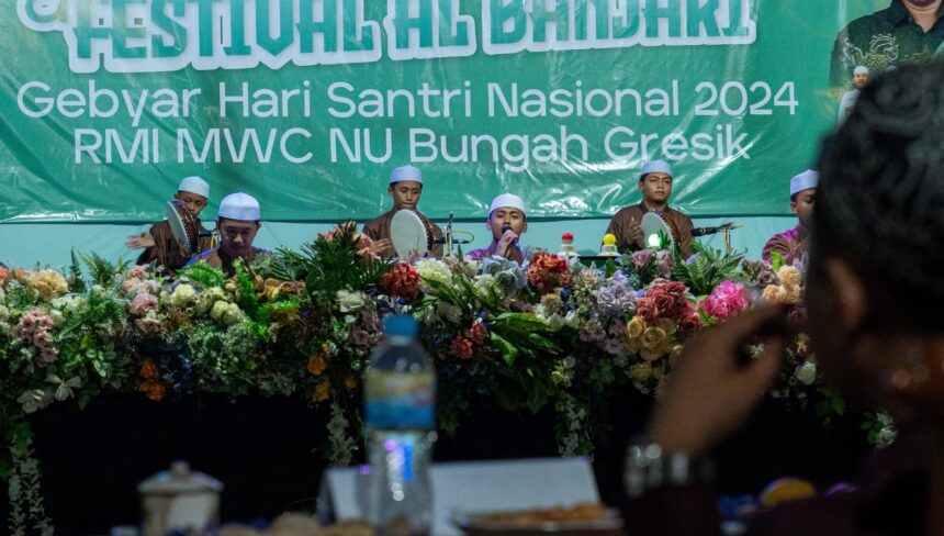 Rabithah Ma’ahid Islamiyah (RMI) Majelis Wakil Cabang Nahdlatul Ulama (MWCNU) Bungah menyelenggarakan Festival Al Banjari se-Kabupaten Gresik, pada Rabu (30/10/2024). Foto: dok LTN MWCNU Bungah/NUGres