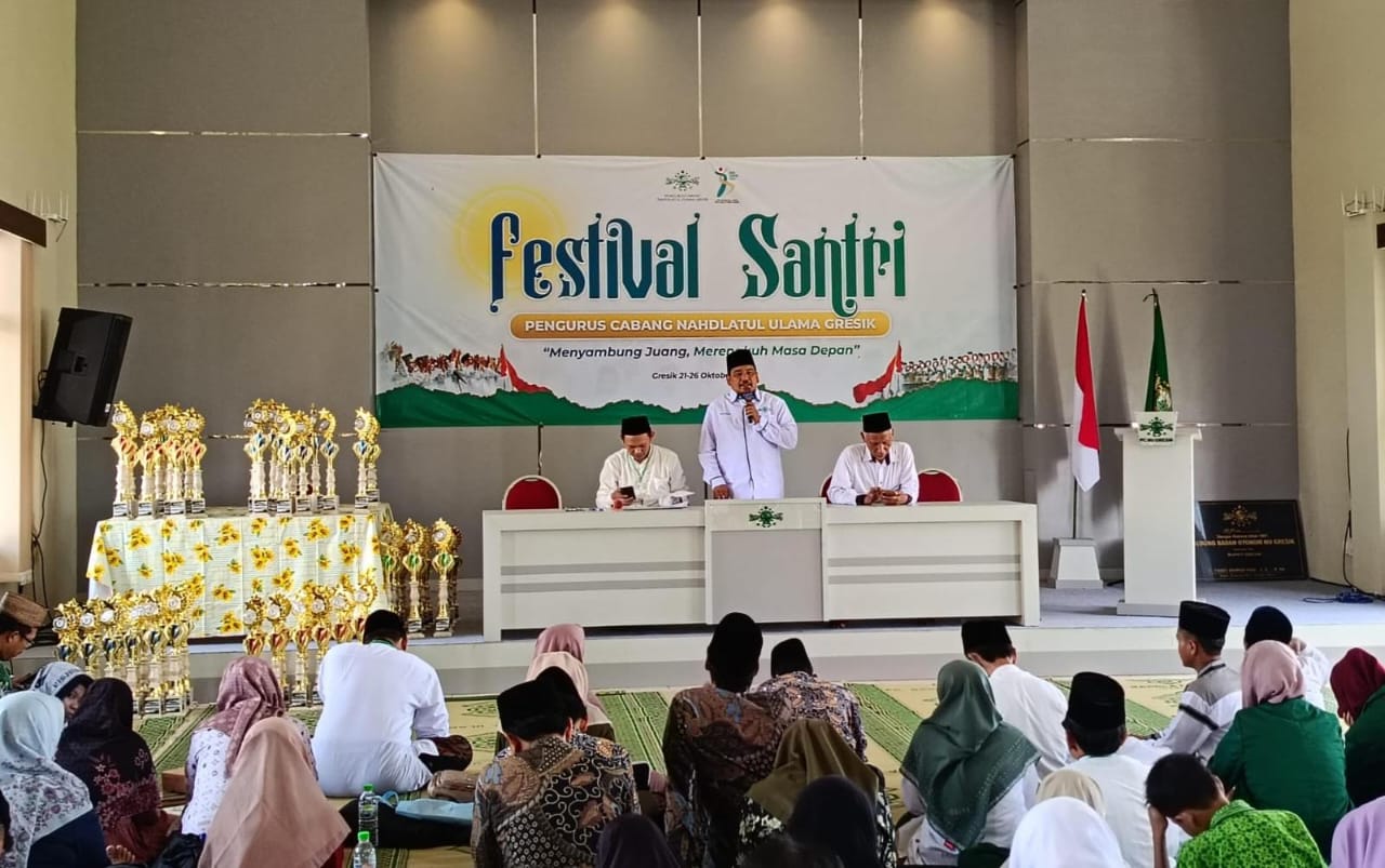 Mewakili Pengurus Cabang Nahdlatul Ulama (PCNU) Gresik, Dr. H. A. Syifaul Qulub menyampaikan sambutan penutupan Festival Santri 2024 PCNU Gresik. Foto: Luthfi/NUGres