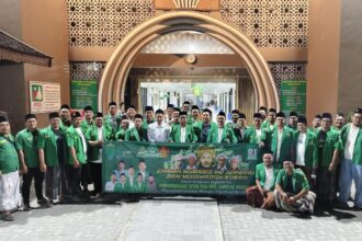 Jelang pelaksanaan Konferensi Cabang (Konfercab) ke-XVII PC GP Ansor Gresik, jajaran kepengurusan PC bersama PAC se-Cabang Gresik melaksanakan rihlah spiritual Ziarah Muassis NU di Jombang, Jawa Timur, Selasa (1/10/2024). Foto: dok PC GP Ansor Gresik/NUGres