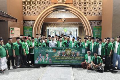 Jelang pelaksanaan Konferensi Cabang (Konfercab) ke-XVII PC GP Ansor Gresik, jajaran kepengurusan PC bersama PAC se-Cabang Gresik melaksanakan rihlah spiritual Ziarah Muassis NU di Jombang, Jawa Timur, Selasa (1/10/2024). Foto: dok PC GP Ansor Gresik/NUGres