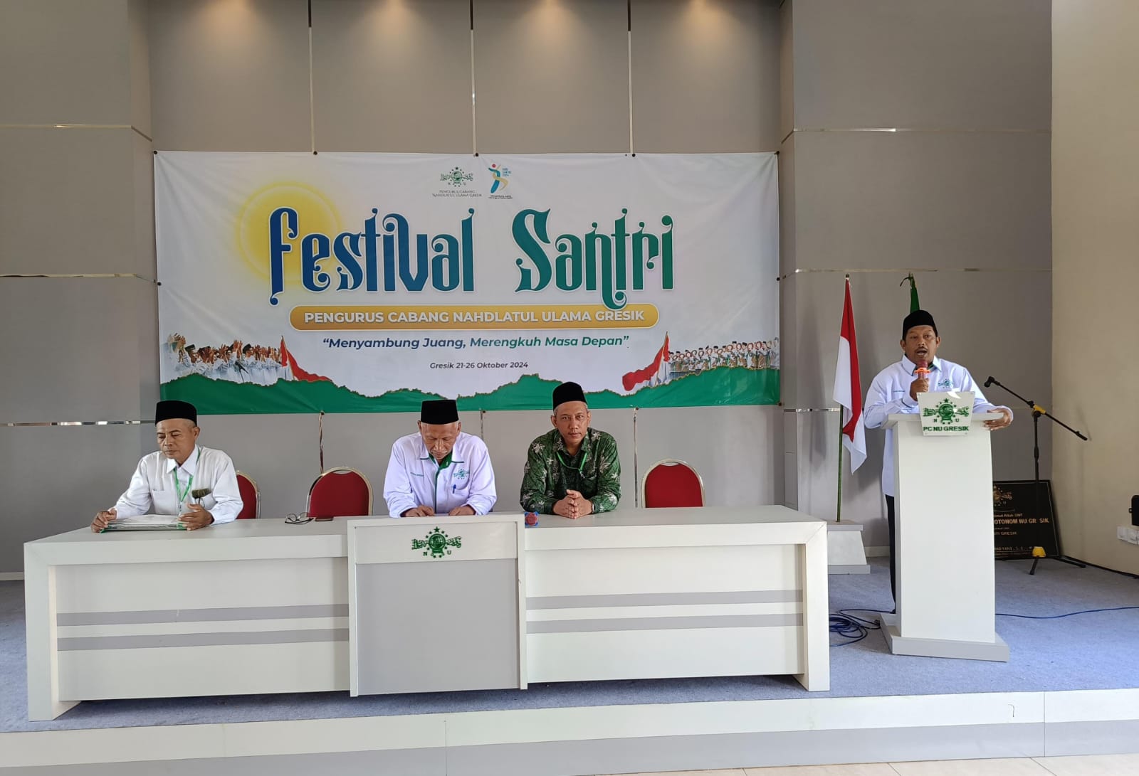 Wakil Ketua Tanfidziyah PCNU Gresik, H Sururi saat menyampaikan sambutan mengenai pentingnya memperingati Hari Santri Nasional 2024. Foto: dok Panitia HSN 2024 PCNU Gresik/NUGres