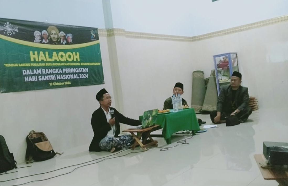 Kegiatan berlanjut pada malam hari dengan gelaran Halaqoh sebagai langkah awal untuk menyusun buku sejarah KH Faqih Maskumambang. Foto: dok MWCNU Dukun/NUGres