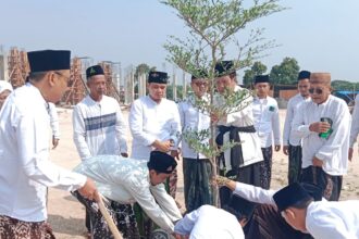 Bentuk kepedulian santri terhadap kelestarian lingkungan, panitia Hari Santri Nasional 2024 Pondok Pesantren (PP) Ihyaul Ulum Dukun Gresik melakukan penanaman pohon, Selasa (22/10/2024). Foto: dok Panitia HSN 2024 PP Ihyaul Ulum Dukun/NUGres