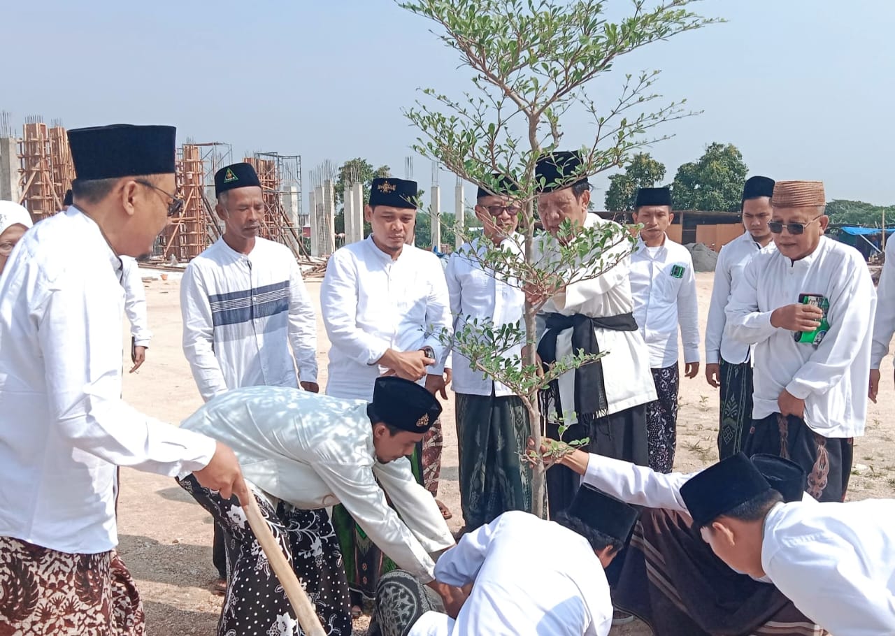 Bentuk kepedulian santri terhadap kelestarian lingkungan, panitia Hari Santri Nasional 2024 Pondok Pesantren (PP) Ihyaul Ulum Dukun Gresik melakukan penanaman pohon, Selasa (22/10/2024). Foto: dok Panitia HSN 2024 PP Ihyaul Ulum Dukun/NUGres