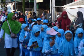 Semarak peringatan Hari Lahir (Harlah) ke-76 Madrasah Ibtidaiyah Nahdlatul Ulama (MINU) Sukodono Gresik berlangsung Sabtu (19/10/2024). Foto: dok MINU Sukodono/NUGres