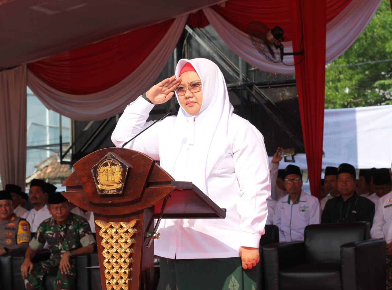 Inspektur Upacara Hari Santri Nasional Tahun 2024, Plt Bupati Gresik Dr Hj Aminatun Habibah, M.Pd. menyampaikan Pidato Menteri Agama Republik Indonesia. Foto: dok PAC GP Ansor Sidayu/NUGres