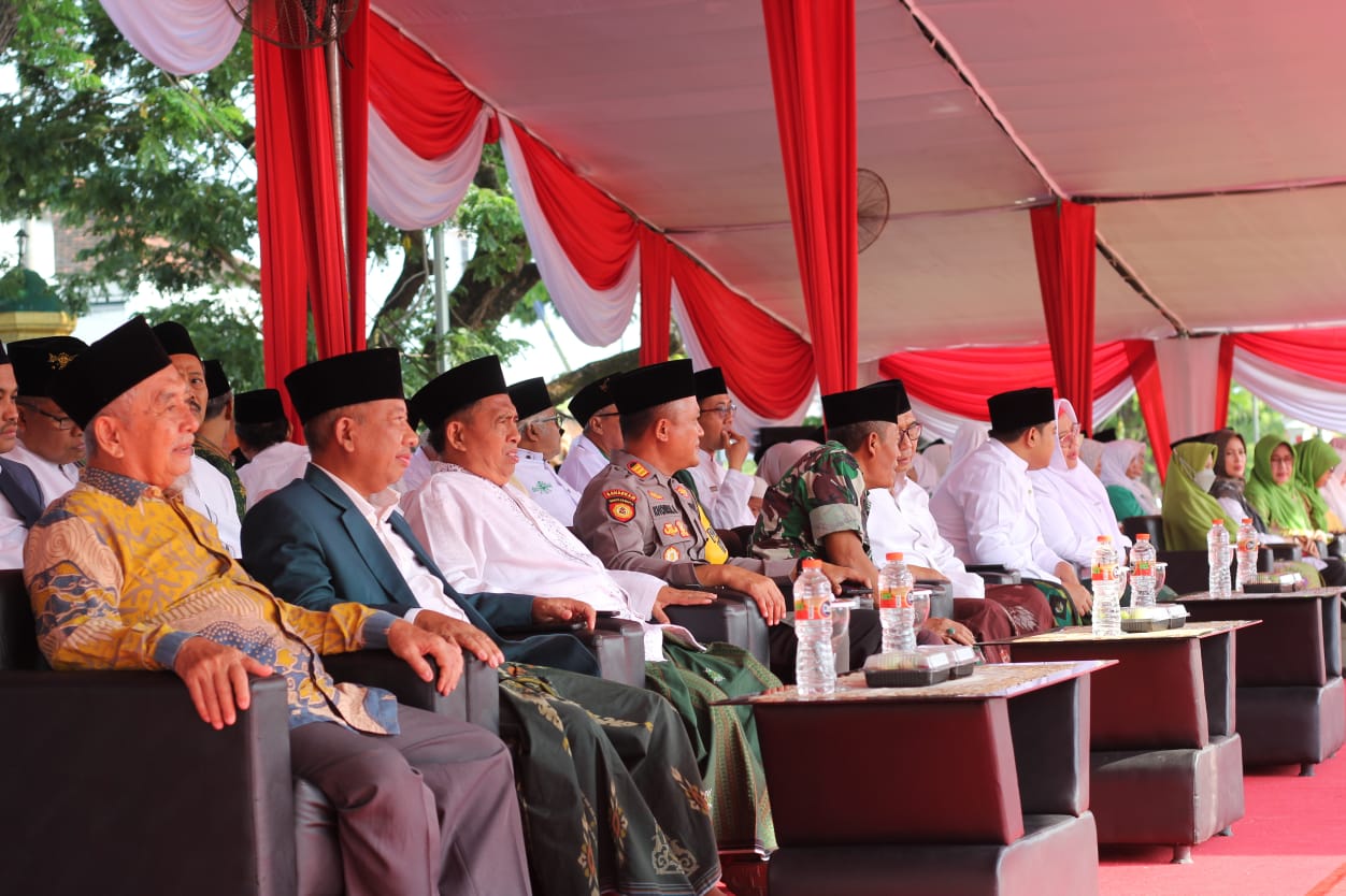 Rais Syuriyah PCNU Gresik KH Moh Farhan dan Ketua Tanfidziyah PCNU Gresik Dr KH Mulyadi M.M., bersama para tokoh masyarakat dalam Upacara Hari Santri Nasional 2024. Foto: dok PAC GP Ansor Sidayu/NUGres