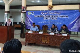 Kepala Dinas Komunikasi dan Informatika Kabupaten Gresik Dra Ninik Asrukin, M.M., saat menyampaikan sambutan Rapat Koordinasi KKD 2024. Foto: Chidir/NUGres