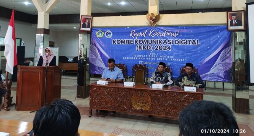 Kepala Dinas Komunikasi dan Informatika Kabupaten Gresik Dra Ninik Asrukin, M.M., saat menyampaikan sambutan Rapat Koordinasi KKD 2024. Foto: Chidir/NUGres