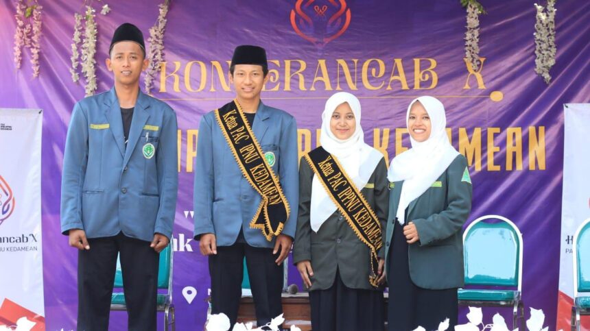 Ketua Mandataris PAC IPNU IPPNU Kedamean 2024 - 2026, Muhammad Jaka Satria dan Triana Wahyu Arniawati (mengenakan selempang). Foto: dok PAC IPNU IPPNU Kedamean/NUGres