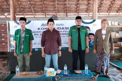 Ketua Pimpinan Wilayah (PW) GP Ansor Jawa Timur H. Musaffa Safril (Kemeja merah) hadir langsung dalam Konsolidasi Pra Acara Pelantikan PC GP Ansor Bawean, Sabtu (5/10/2024). Foto: dok PC GP Ansor Bawean/NUGres