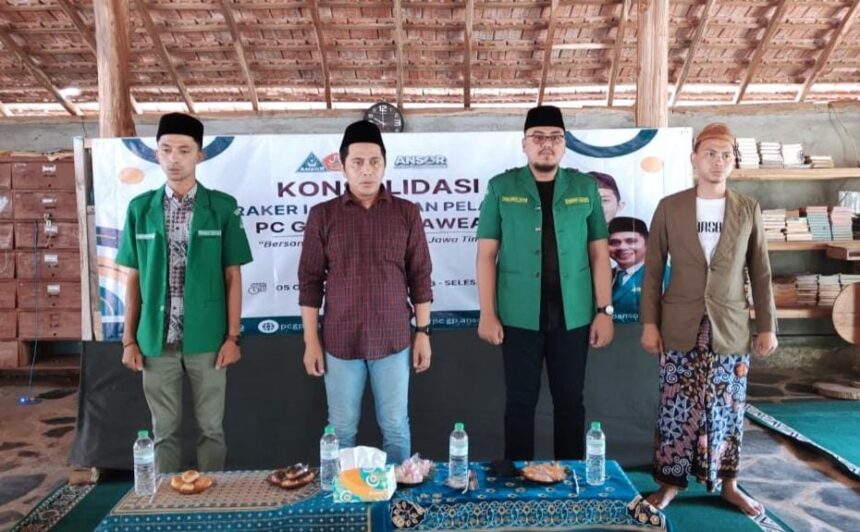 Ketua Pimpinan Wilayah (PW) GP Ansor Jawa Timur H. Musaffa Safril (Kemeja merah) hadir langsung dalam Konsolidasi Pra Acara Pelantikan PC GP Ansor Bawean, Sabtu (5/10/2024). Foto: dok PC GP Ansor Bawean/NUGres