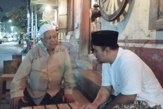 Ketua Terpilih Pimpinan Cabang Gerakan Pemuda Ansor Gresik, M. Ludfi Khambali, bersilaturahmi dengan Kiai Sepuh Gresik KH Chisni Umar Burhan, Kamis (24/10/2024). Foto: M. Mudzakir/NUGres