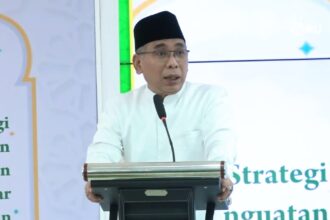 Ketua Umum PBNU KH Yahya Cholil Staquf menyampaikan pidato kunci Simposium Pesantren dengan tema "Strategi Penguatan Pesantren sebagai Pilar Masa Depan Indonesia", yang digelar oleh Ditjen Pendis Kemenag RI bekerja sama dengan PBNU, di Gedung Fisipol Universitas Gadjah Mada (UGM), Yogyakarta, Selasa (8/10/24). Foto: YouTube TVNU/NUGres