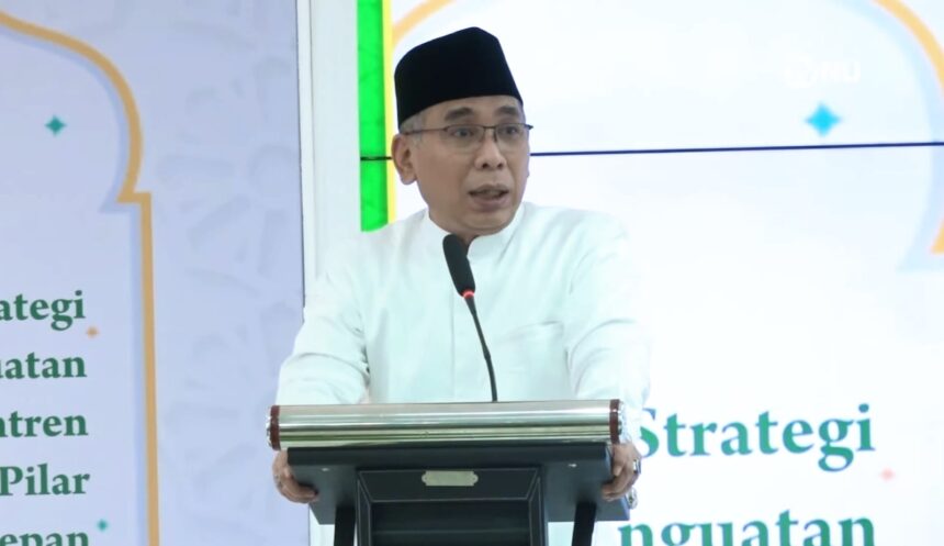 Ketua Umum PBNU KH Yahya Cholil Staquf menyampaikan pidato kunci Simposium Pesantren dengan tema "Strategi Penguatan Pesantren sebagai Pilar Masa Depan Indonesia", yang digelar oleh Ditjen Pendis Kemenag RI bekerja sama dengan PBNU, di Gedung Fisipol Universitas Gadjah Mada (UGM), Yogyakarta, Selasa (8/10/24). Foto: YouTube TVNU/NUGres