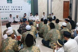 Lailatul Ijtima' MWCNU Cerme para jamaah diajak membaca Shalawat Badar untuk menyambung spirit perjuangan para syuhada Kemerdekaan Indonesia, Selasa (29/10/2024). Foto: dok MWCNU Cerme/NUGres