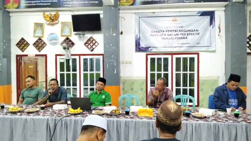 Lembaga Bantuan Hukum Pimpinan Cabang Gerakan Pemuda Ansor Bawean (LBH PC GP Ansor Bawean), menjadi narasumber sosialisasi bahaya Narkoba, Rabu (16/10/2024) di Balai Desa Sungai Rujing Kecamatan Sangkapura, Pulau Bawean Kabupaten Gresik. Foto: dok PC GP Ansor Bawean/NUGres