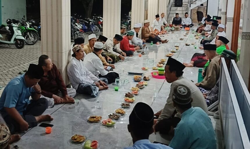 Penuh kebersamaan, Pengurus Ranting Nahdlatul Ulama (PRNU) Dahanrejo, Kebomas Gresik, menggelar Musyawarah Ranting untuk periode 2024 - 2029, pada Sabtu (26/10/2024) malam. Foto: Luthfi/NUGres