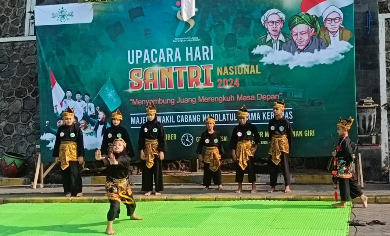 Penampilan Pencak Silat Nahdlatul Ulama (PSNU) Pagar Nusa, menambah kemeriahan acara sebelum Upacara Hari Santri Nasional Tahun 2024 dimulai. Foto: dok MWCNU Kebomas/NUGres