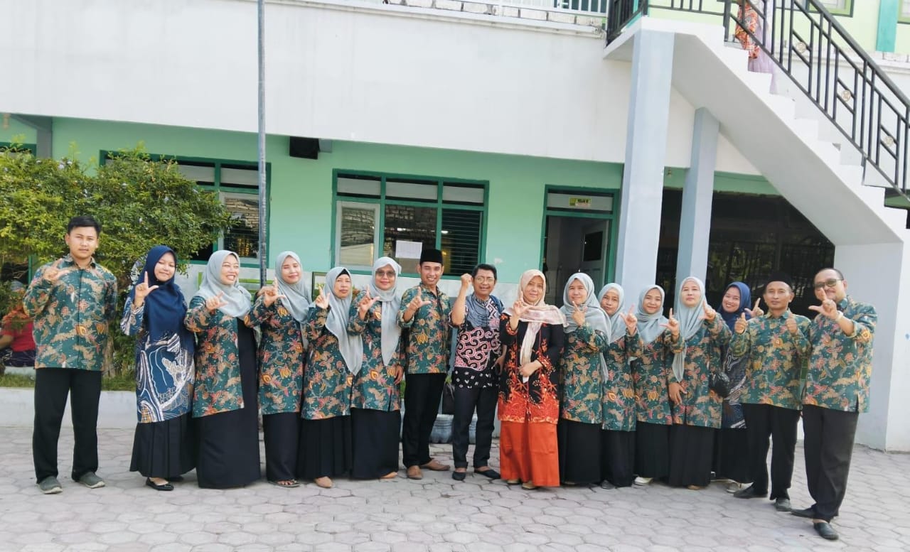 Tenaga pendidik dan kependidikan MI Darussaadah Karangtumpuk Campurejo Panceng Gresik mengabadikan momen bersama para narasumber di halaman madrasah. Foto: dok MI Darussaadah Karangtumpuk/NUGres