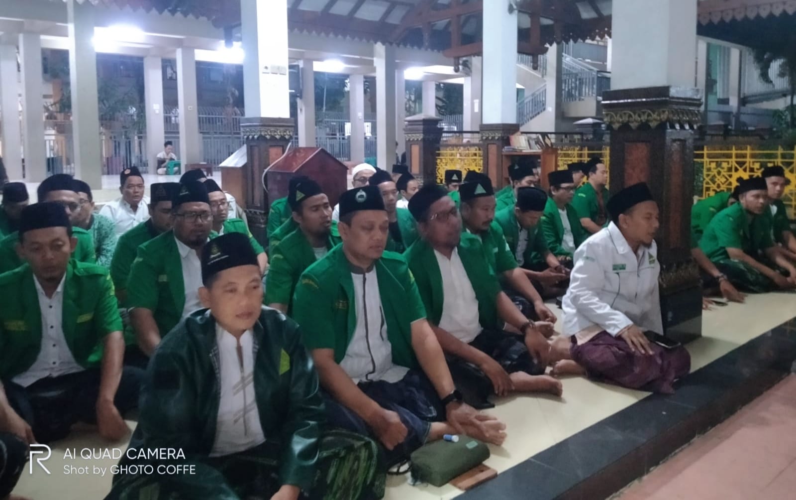 Jajaran pengurus dan anggota nampak khidmat melantunkan Yasin, Tahlil dan doa bersama di makbarah Muassis NU. Foto: dok PC GP Ansor Gresik/NUGres