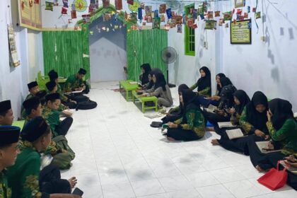 Pelajar NU yang tergabung di Pimpinan Ranting (PR) IPNU IPPNU Kisik menggelar Maulid Nabi dengan belajar Maulid Syaraf Al-Anam, Jumat (3/10/2024). Foto: dok PR IPNU IPPNU Kisik/NUGres