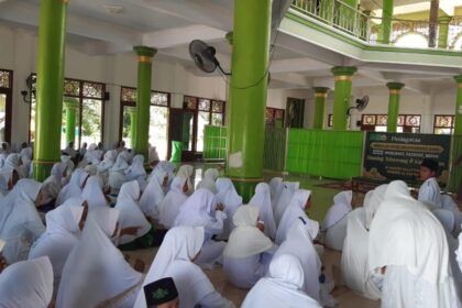 Kaum ibu gabungan tiga organisasi di Tebuwung dan Karangasem Dukun Gresik kompak menggelar Peringatan Maulid Nabi Muhammad Saw, Jumat (4/10/2024). Foto: Syafik Hoo