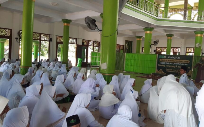 Kaum ibu gabungan tiga organisasi di Tebuwung dan Karangasem Dukun Gresik kompak menggelar Peringatan Maulid Nabi Muhammad Saw, Jumat (4/10/2024). Foto: Syafik Hoo