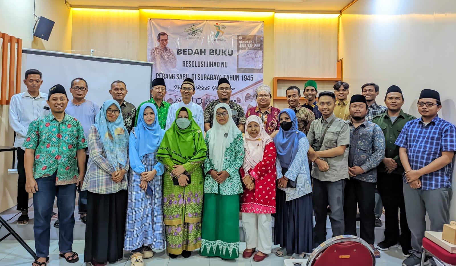 Peserta yang terdiri dari pemerhati sejarah dan utusan lembaga dan badan otonom NU Cabang Gresik mengabadikan momen usai penyelenggaraan bedah buku. Foto: Abdul Jalil/NUGres