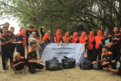 Peserta RTL Diklatama V DKAC CBP KPP Manyar mengabadikan momen usai membersihkan sampai di bibir Pantai Dalegan Kecamatan Panceng, Gresik. Foto: dok DKAC CBP KPP Manyar/NUGres